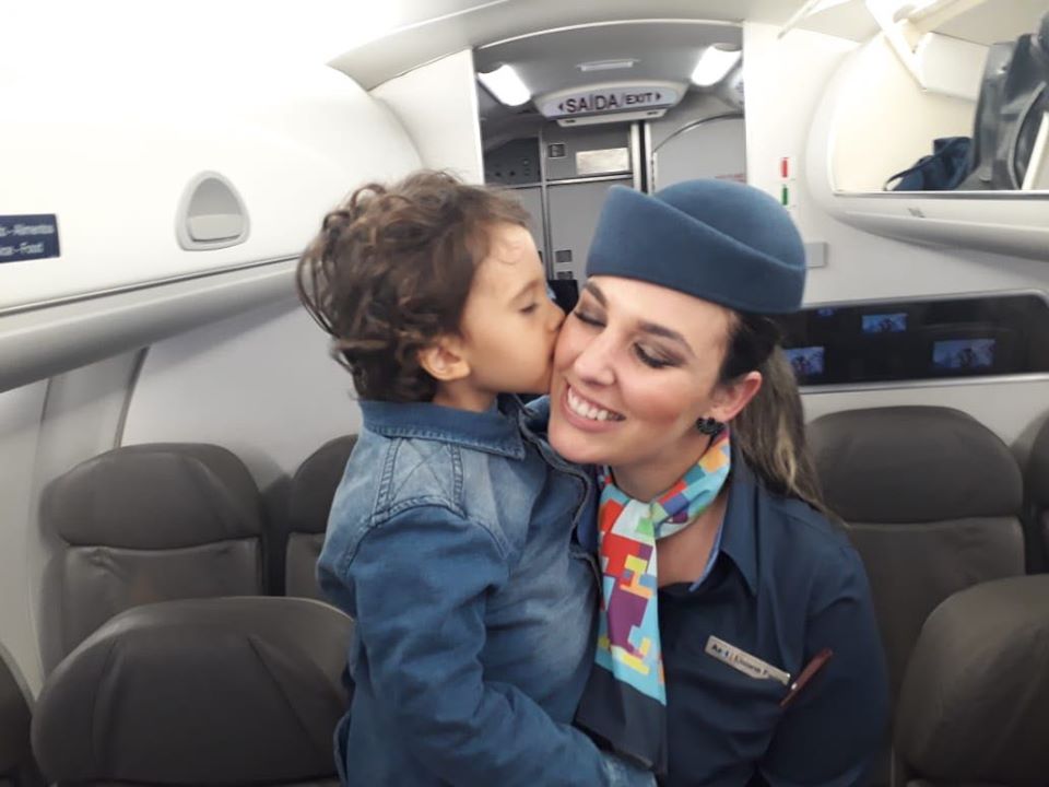 A menina do interior apaixonada por aviões.